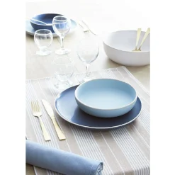 Assiette creuse en faïence bleu avec liseré blanc