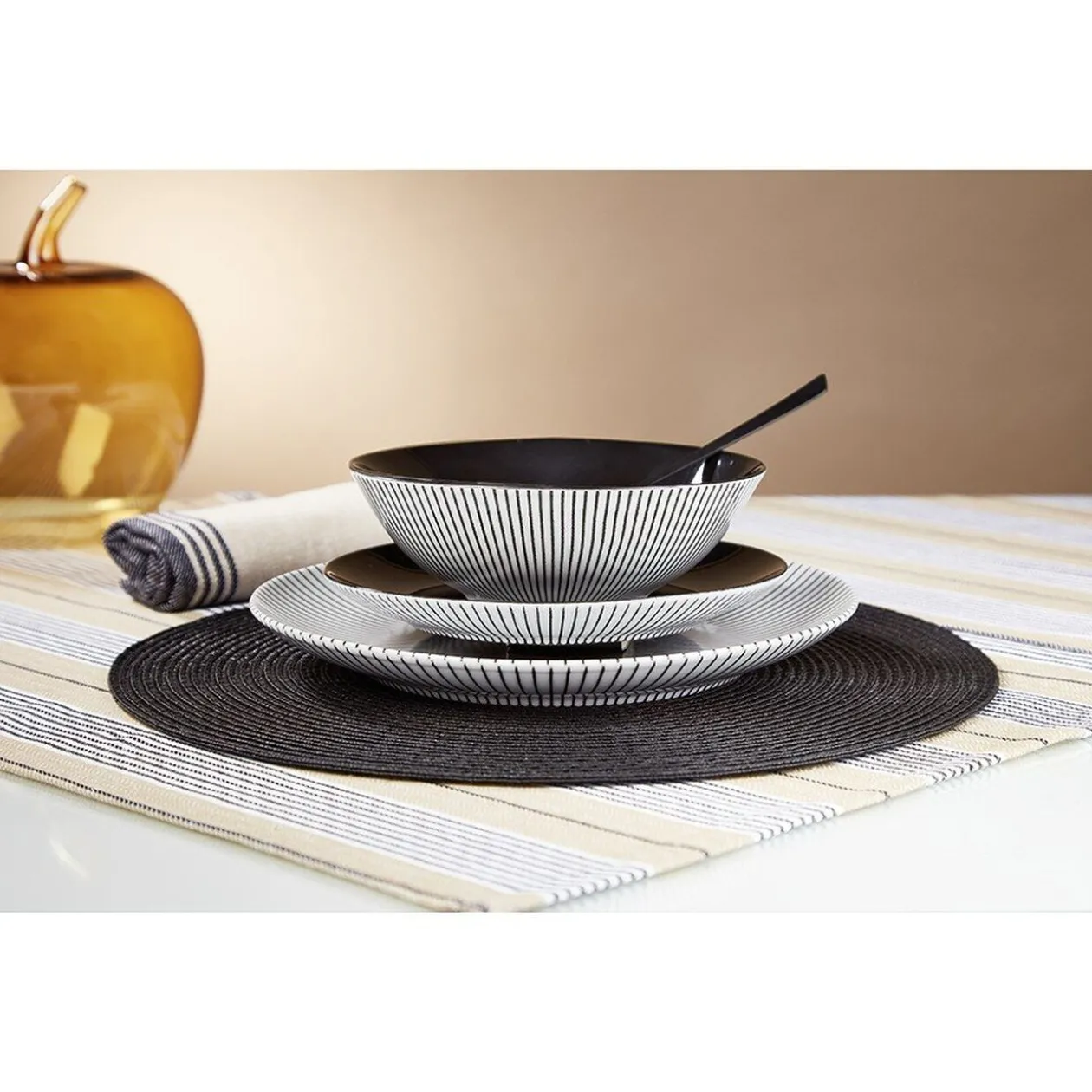 Assiette plate rayure noire et blanche