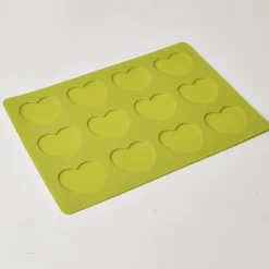 Moule silicone 12 macarons en forme de coeur