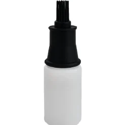 Pot avec pinceau de cuisine et verre doseur